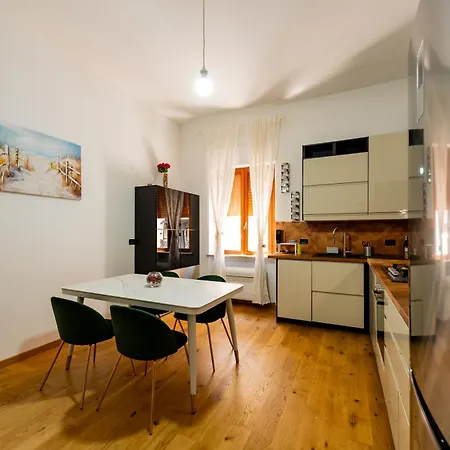 Guesthost - Modern Flat X4 Center Apartment